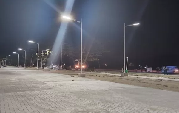 Installazione di H100w e 8m con Design da 1.5m 4 su strada provinciale