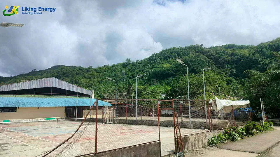 Quali sono le differenze tra lampioni solari integrati e di tipo Split? Quale è meglio?